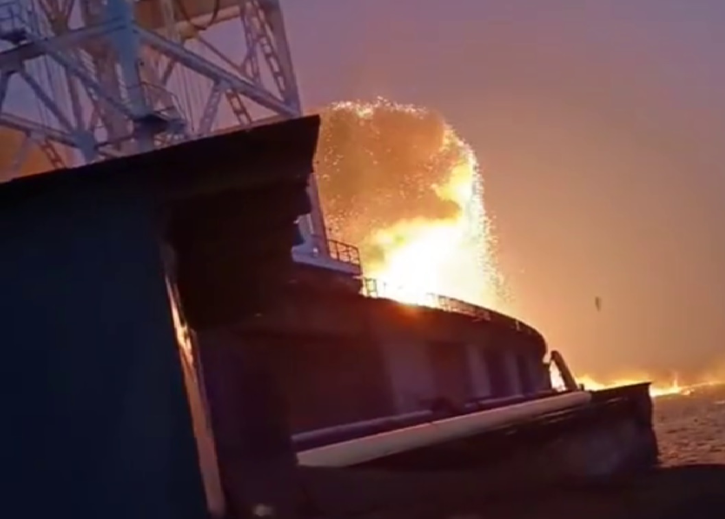 Очевидец снял на видео попадание ракет по ДнепроГЭС