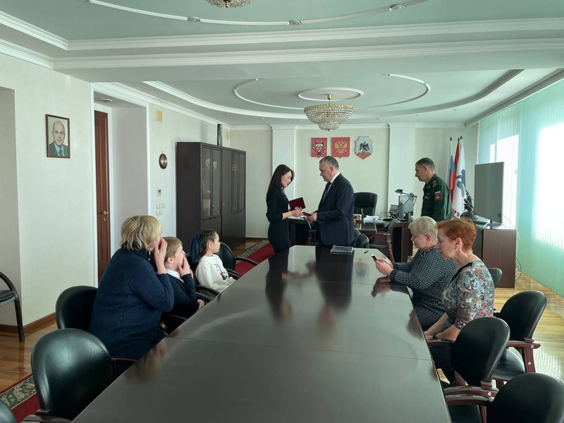Глава Орска вручил награды родственникам погибших на СВО бойцов