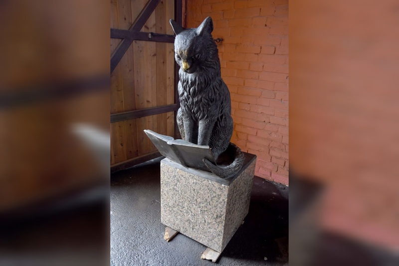 Памятник ученому коту в Оренбурге переезжает под дуб на Беловке