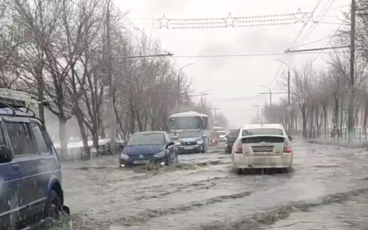 В Оренбурге на пр. Дзержинского автомобили «захлебываются» талыми водами