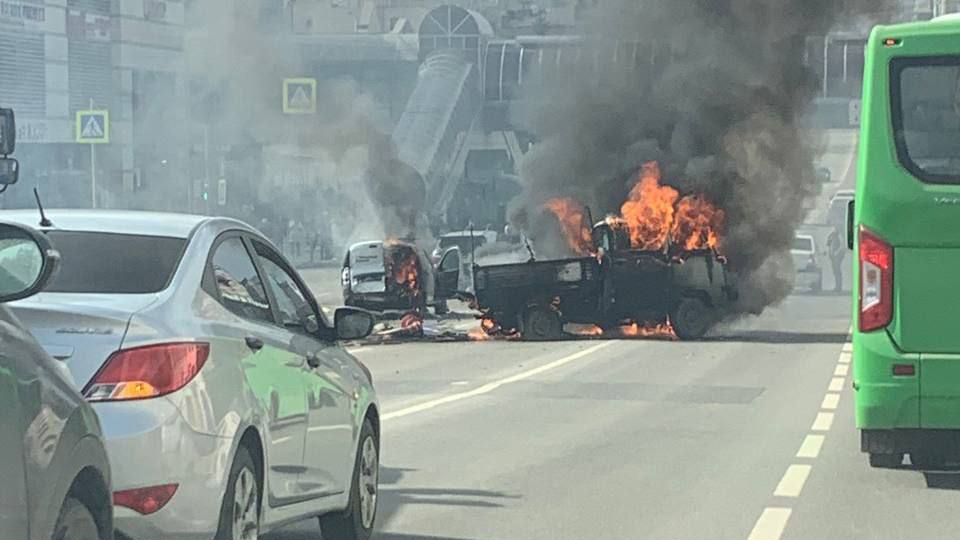 Две машины сгорели после массового ДТП в центре Курска