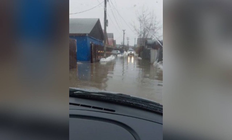 В оренбургском поселке Берды эвакуируют людей из подтопленных домов