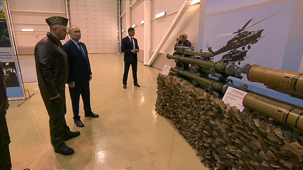 Путин посетил в Торжке центр боевого применения летного состава Минобороны РФ