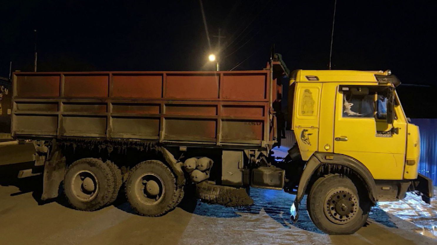 В поселке Балахта "КаМаз" наехал на пенсионерку, которая шла по обочине
