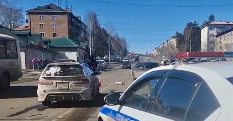 Автомобиль на скорости сбил двух школьников в Иркутской области