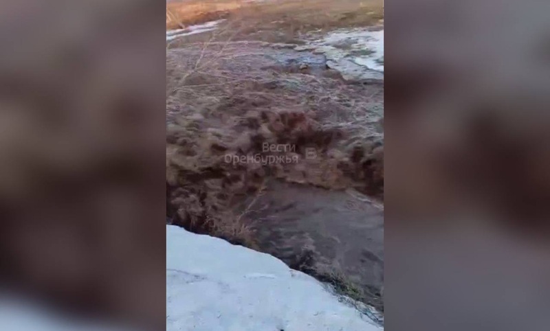 Бурлящие потоки воды и грязи смывают улицы в Переволоцком районе