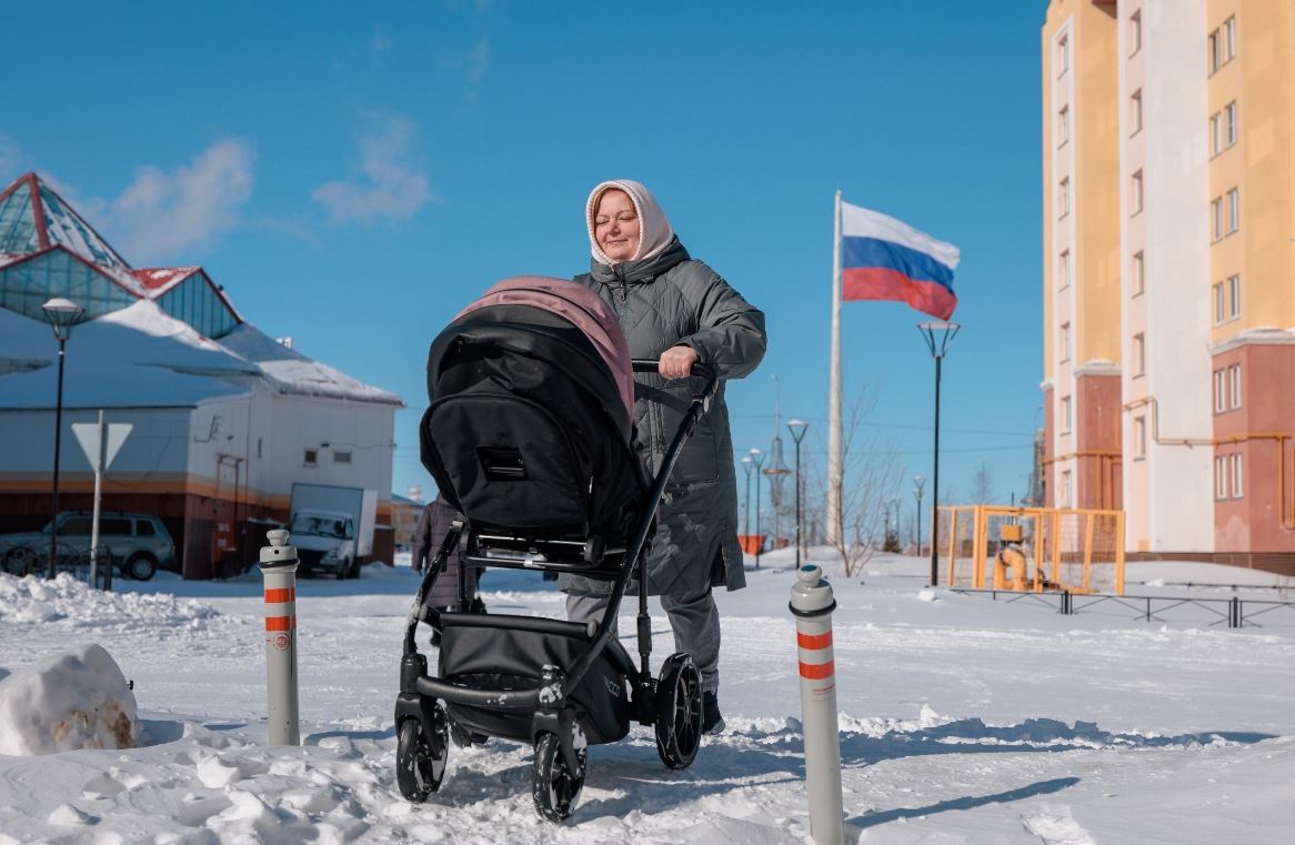 Доступность городской среды для мам с колясками проверили в столице Ямала