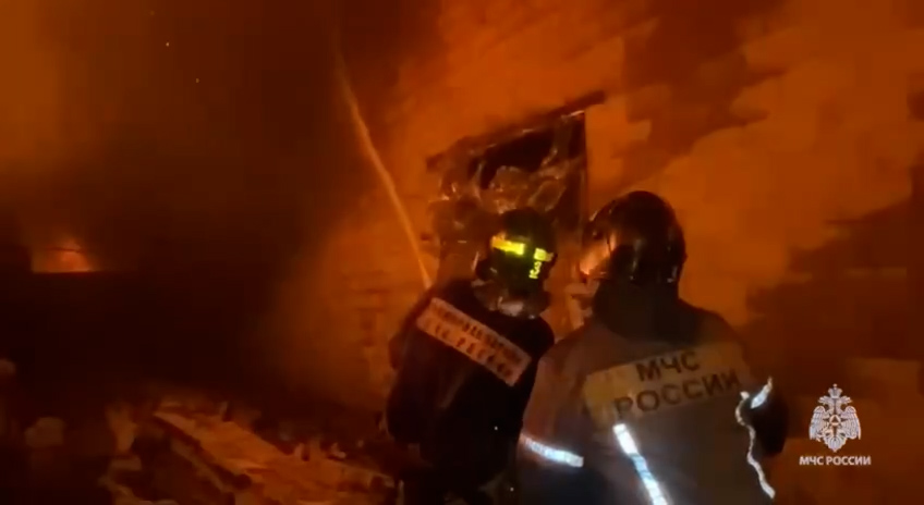 В Краснодарском крае горят склады на площади 1,8 тыс. "квадратов"
