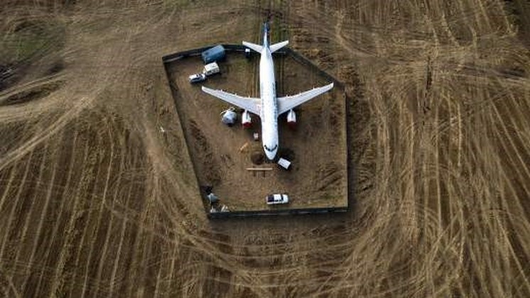 На поле под Новосибирском демонтирован самолет "Уральских авиалиний"