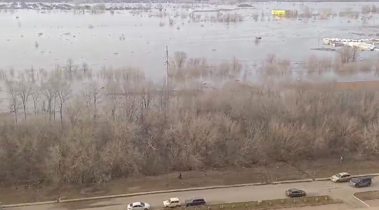 Урал за бордюром: ул. Донковцева в Оренбурге пока держится под натиском воды