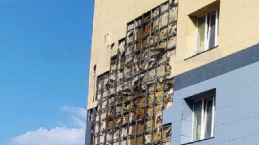 Беспилотник врезался в административное здание в Белгороде