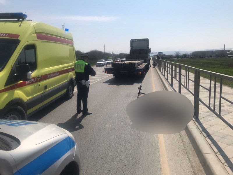 Женщину на электросамокате под Анапой сбил грузовик