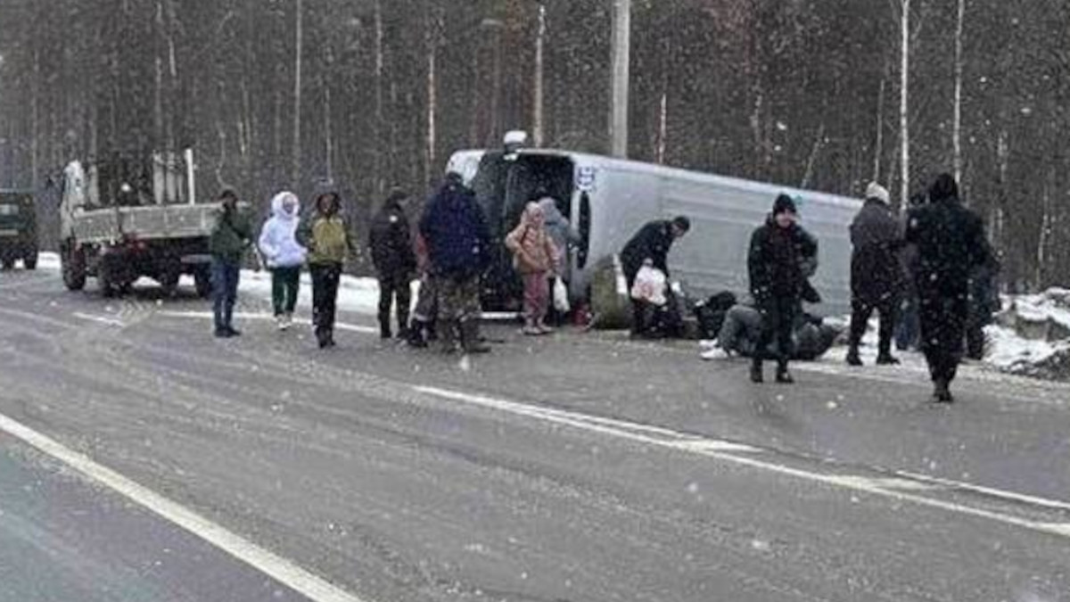 Пять человек пострадали при опрокидывании микроавтобуса в Бурятии