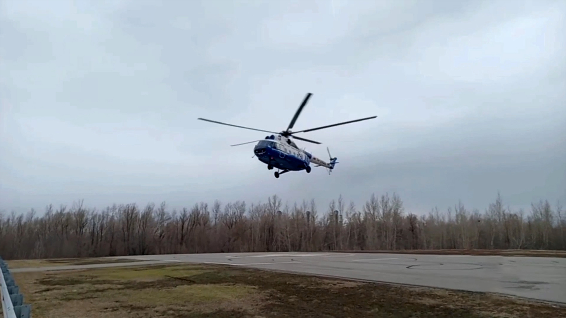 Глава МЧС и губернатор изучают ситуацию с паводком в Алтайском крае с вертолета