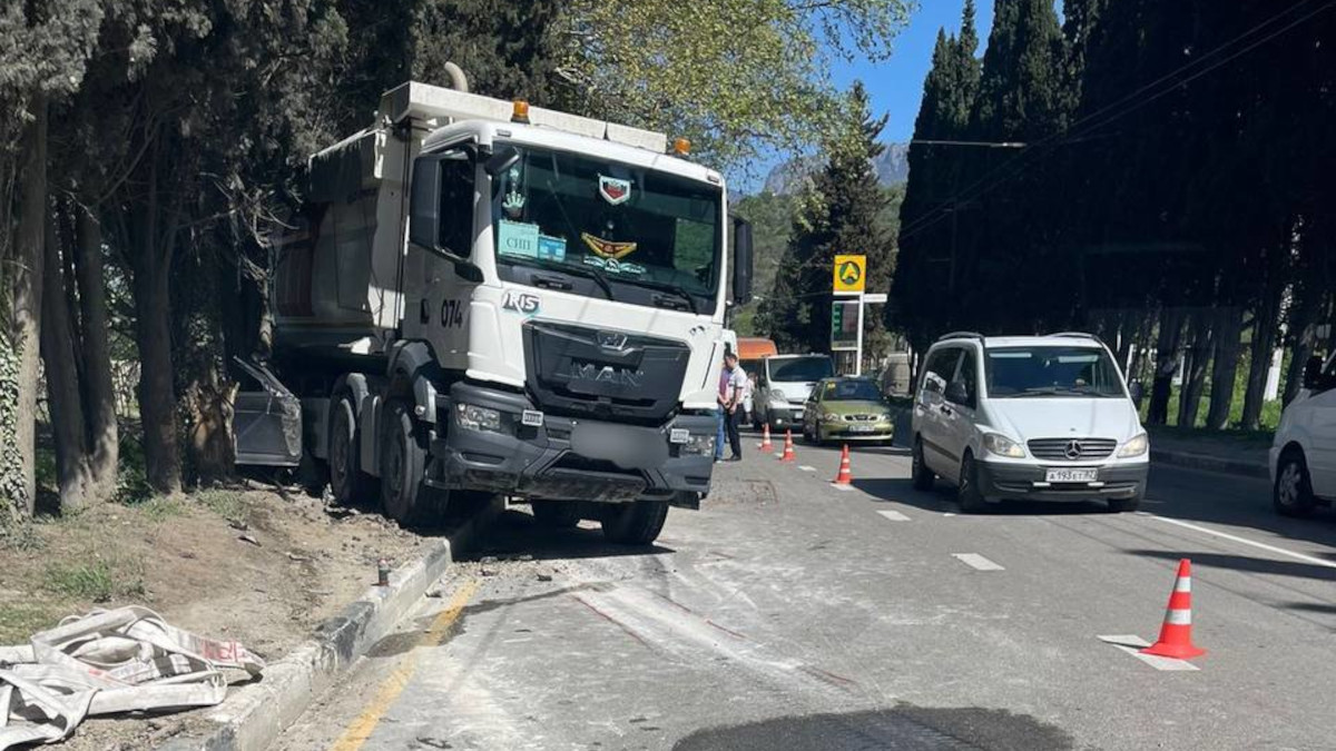 В Алуште грузовик смял легковушку с водителем и несколькими пассажирами