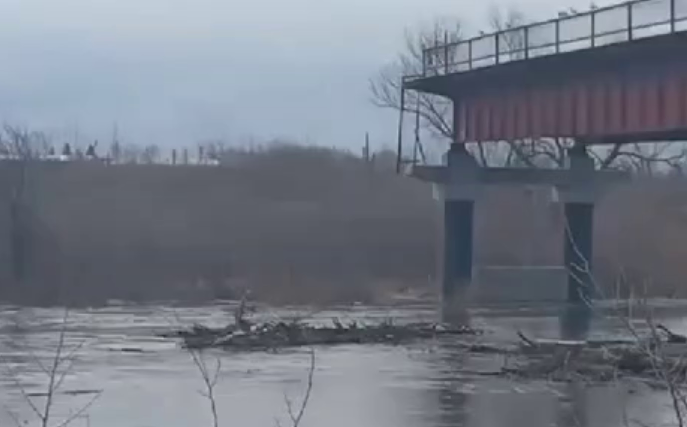 Оторванный потоком мост сняли на видео в Курганской области