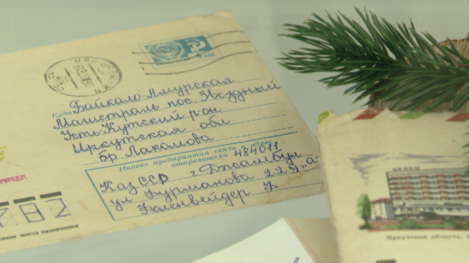 В научной библиотеке СФУ открылась выставка книг и документов из личного фонда Вячеслава Аксенова