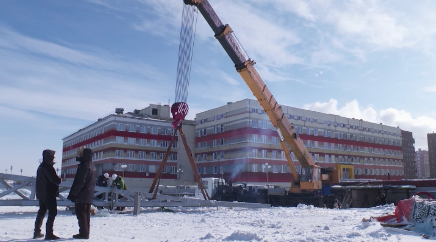 В Норильске начался монтаж стелы "Город трудовой доблести"
