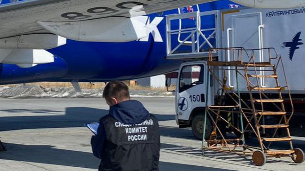 Машина врезалась в Sukhoi Superjet в аэропорту Якутска