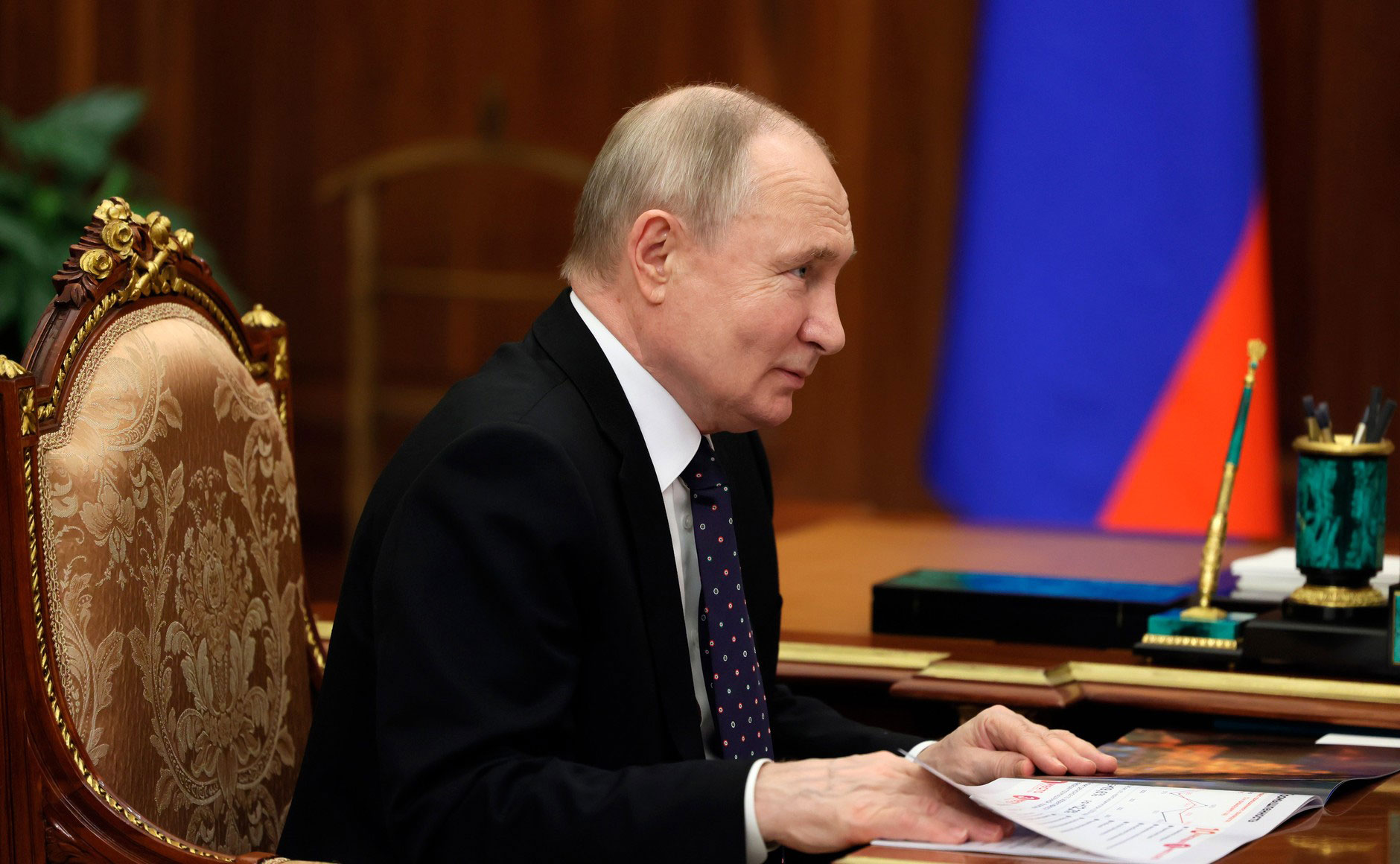 Путин поздравил работников органов местного самоуправления
