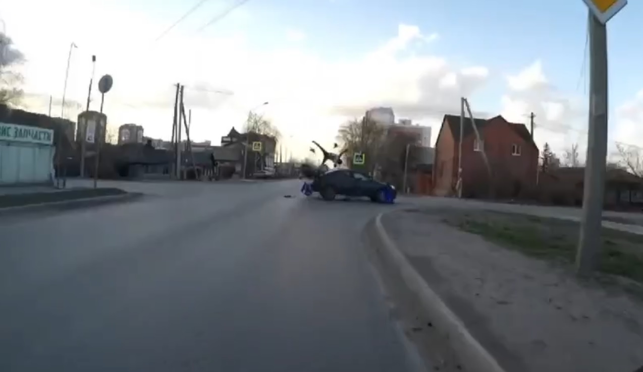 Байкер перелетел через машину после ДТП в Омске