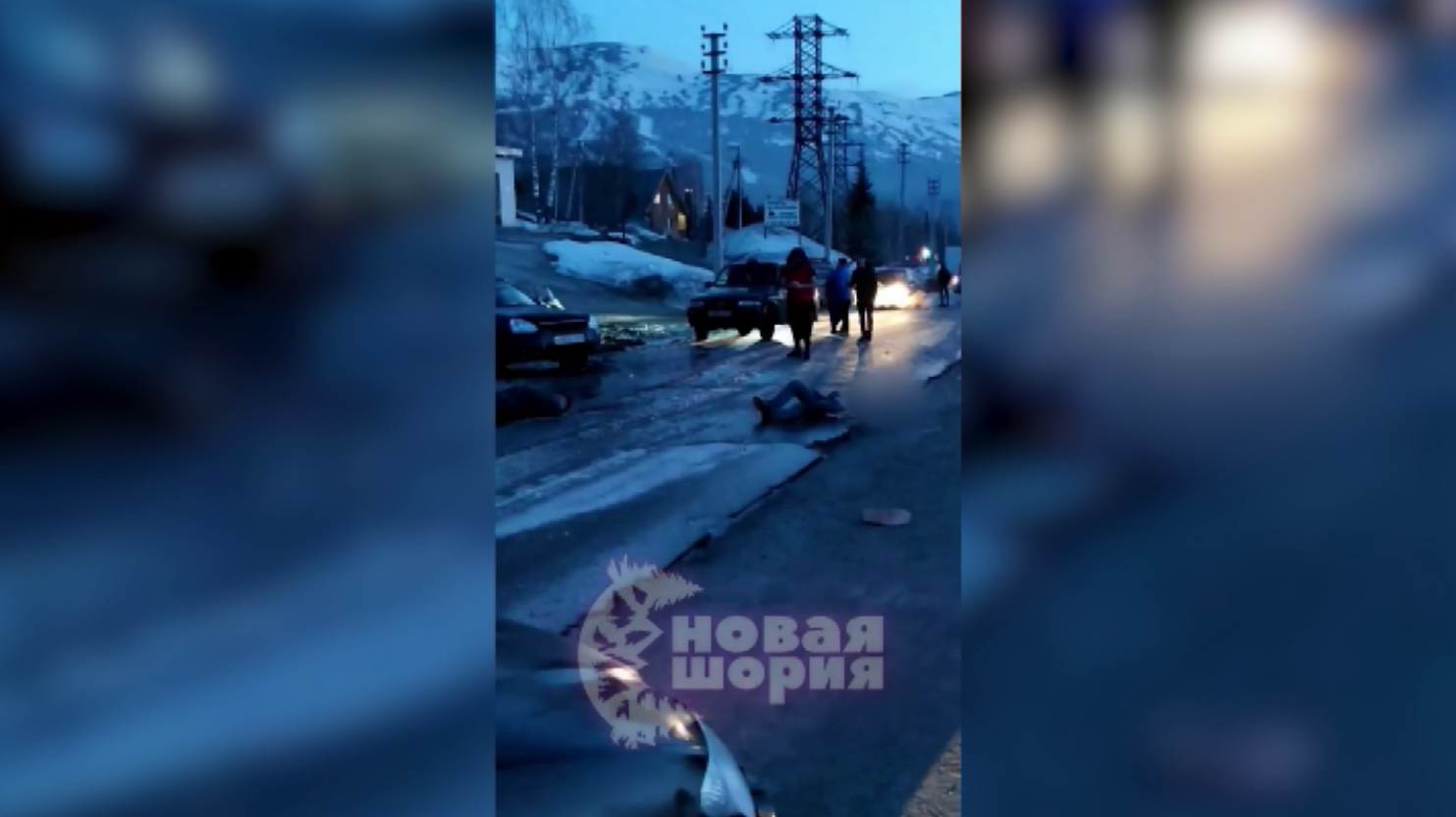 Троих жителей Красноярского края сбили на одной из автотрасс в Кемеровской области