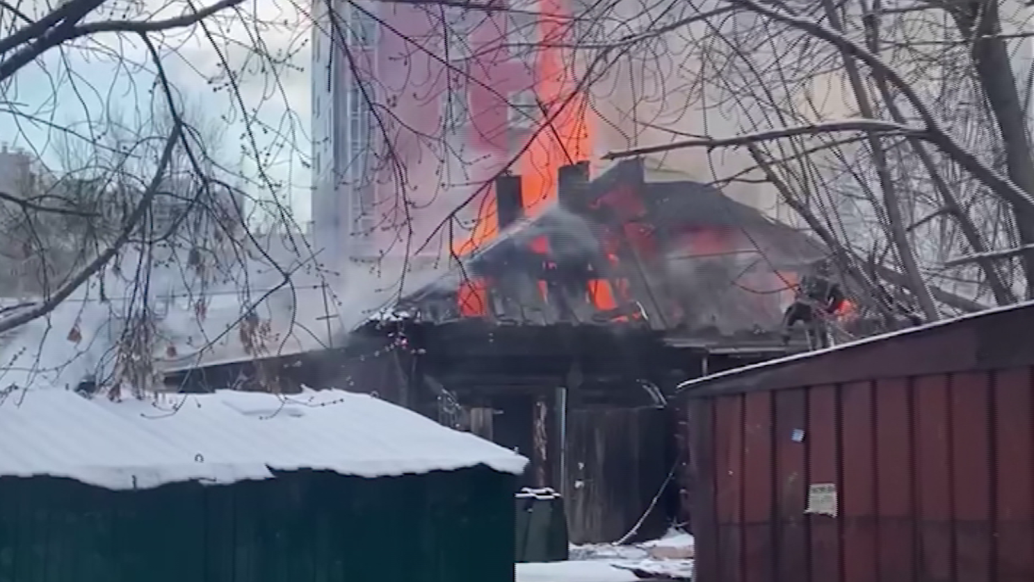 Около 8-ми утра в одном из дворов на улице Калинина загорелся старый деревянный сарай