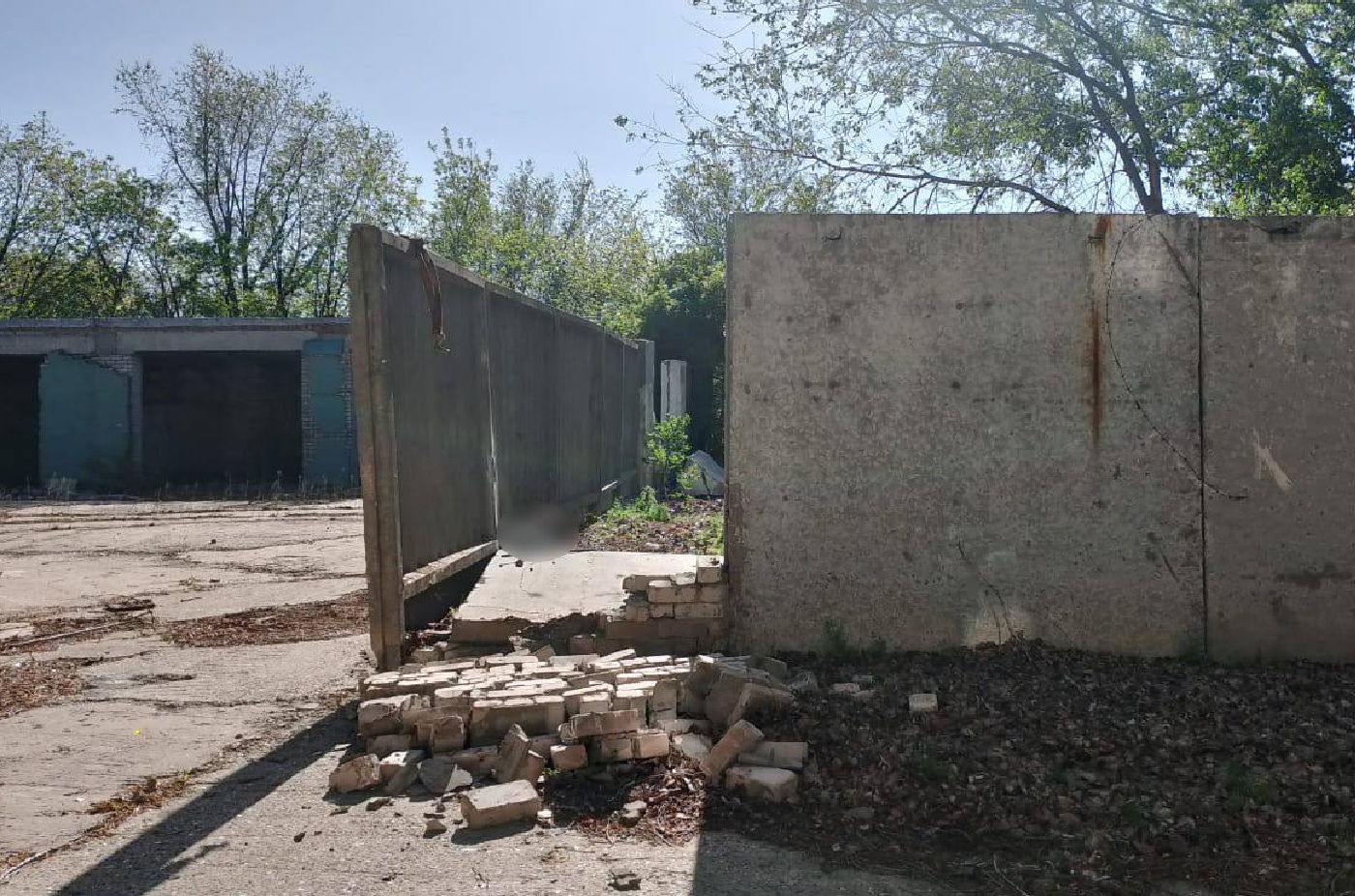 Тело сборщика металла нашли под бетонной плитой в Астраханской области