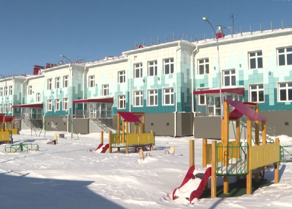 На Ямале чиновники проинспектировали социальные стройки Антипаюты