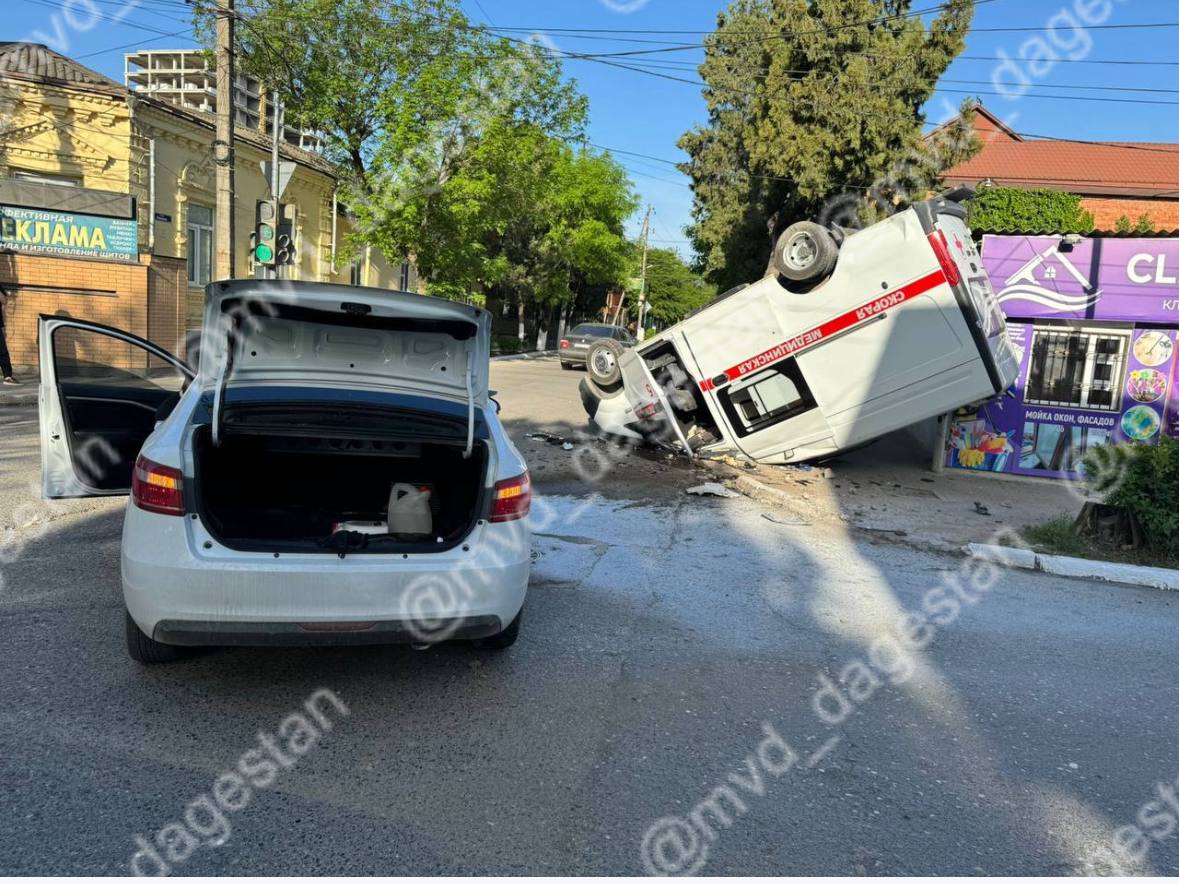 Два человека пострадали в ДТП со скорой помощью в Дагестане
