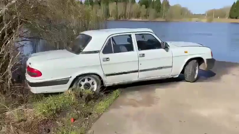 Девушка погибла в съехавшей в реку "Волге" под Великими Новгородом