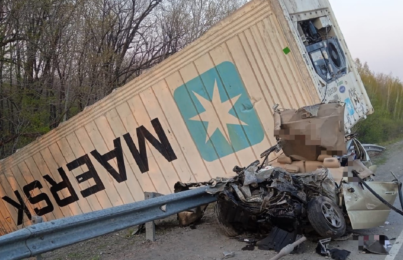 Упавший с фуры контейнер раздавил легковушку на трассе в Хабаровском крае