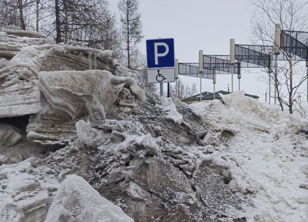 В Салехарде в центре города коммунальщики завалили снежными глыбами парковку для инвалидов
