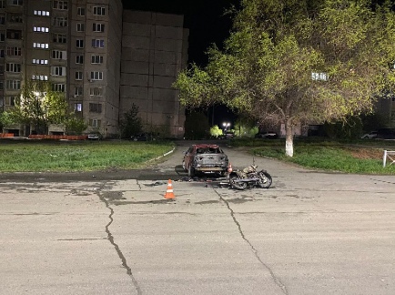 В Новотроицке после аварии загорелись автомобиль и мотоцикл