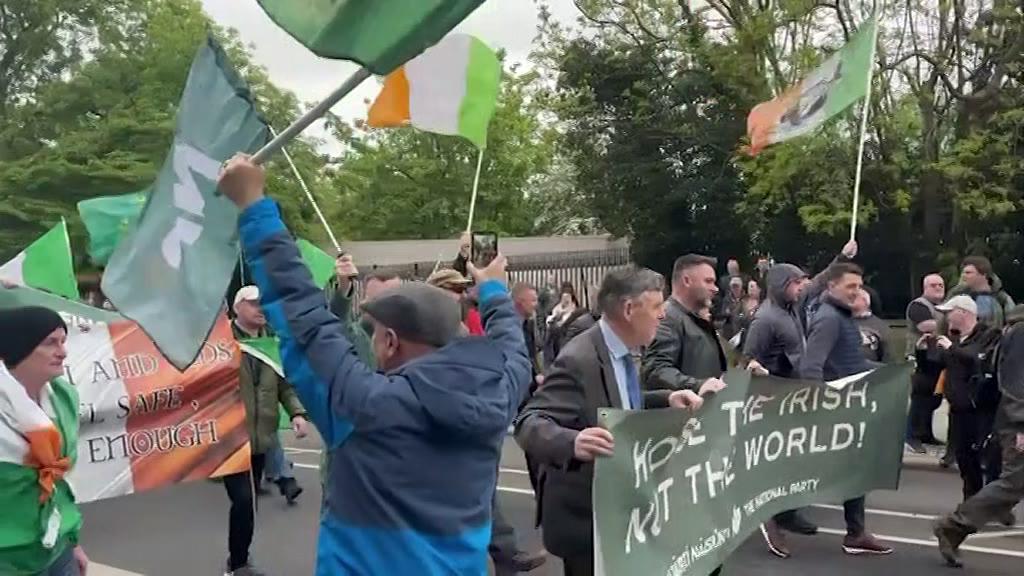 В Дублине прошло шествие против миграции с портретом Путина