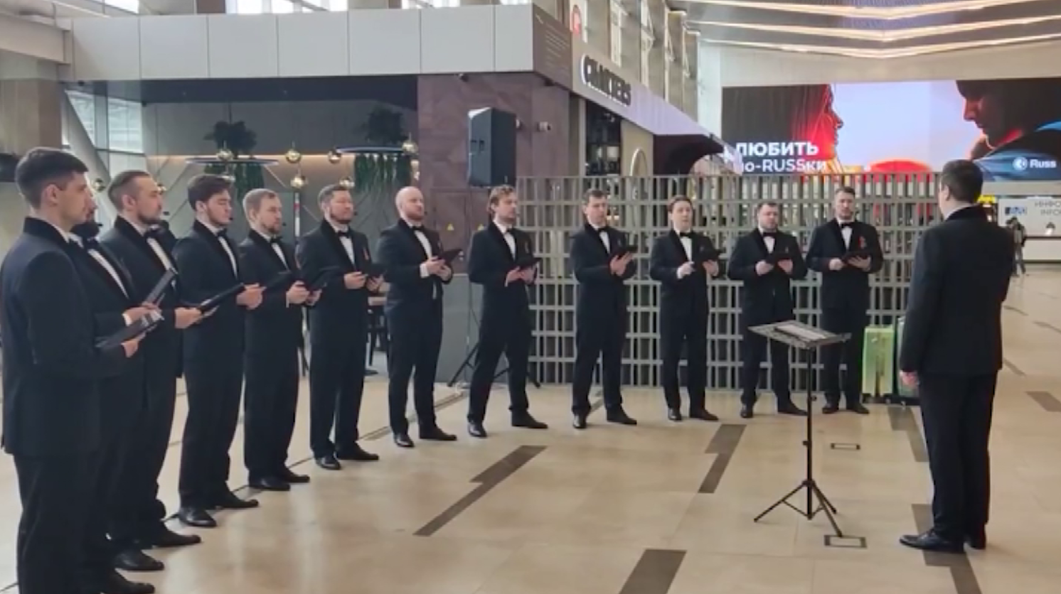 В аэропорту Красноярска прозвучали песни военных лет