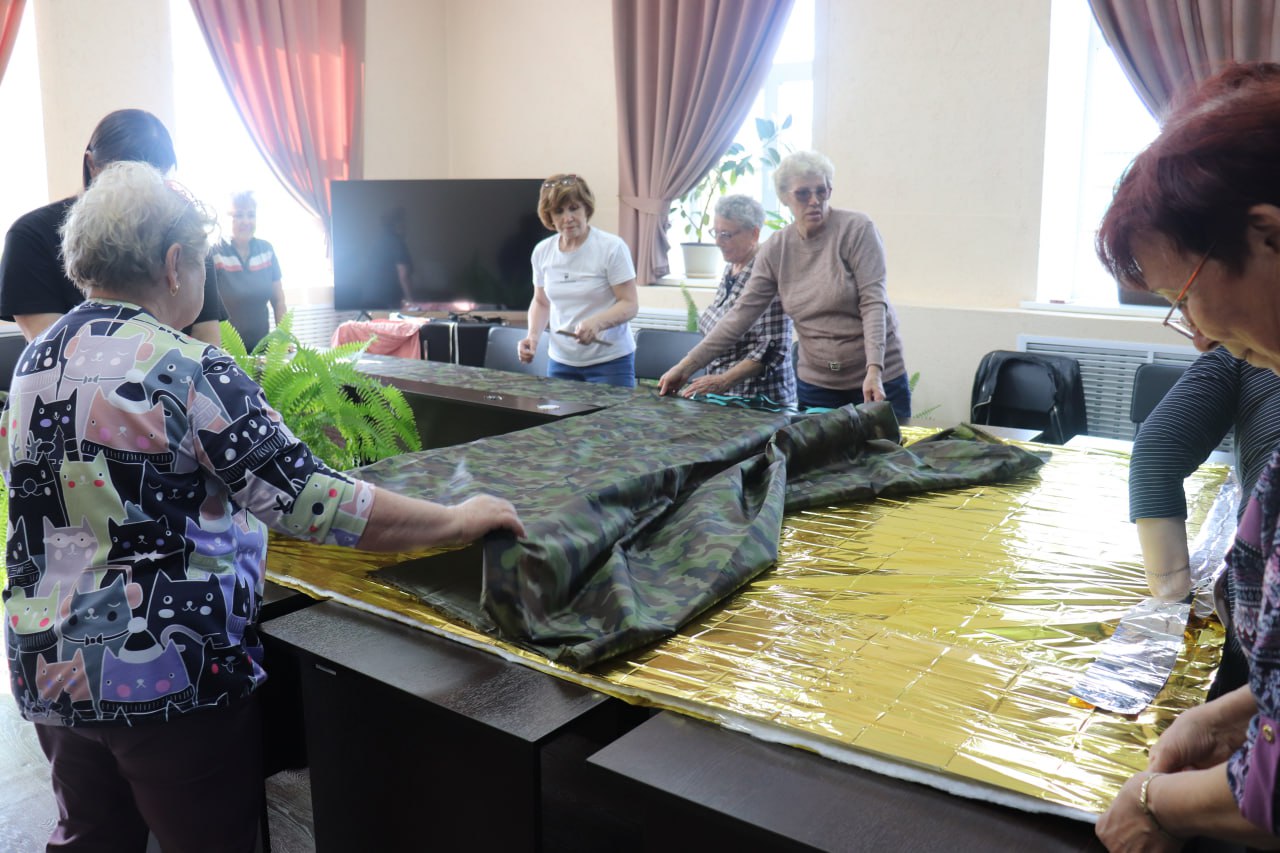 "Серебряные" волонтеры изготавливают антидроновые одеяла в помощь участникам СВО