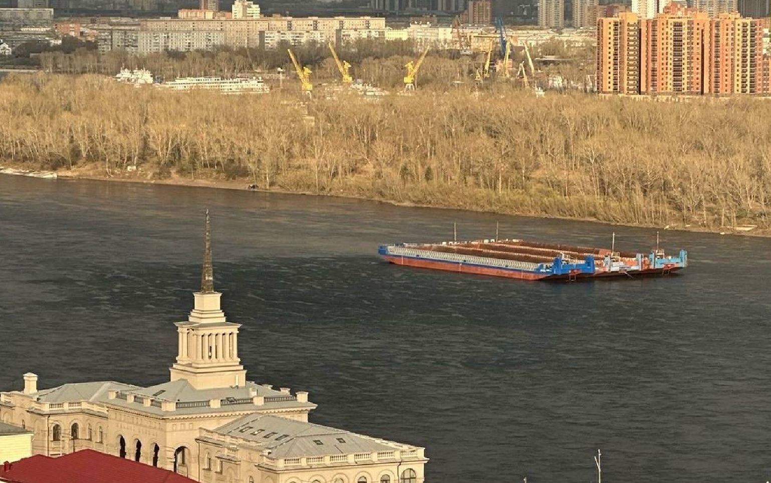 Лодка попала под баржу в Красноярске, есть пострадавшие и пропавший без вести