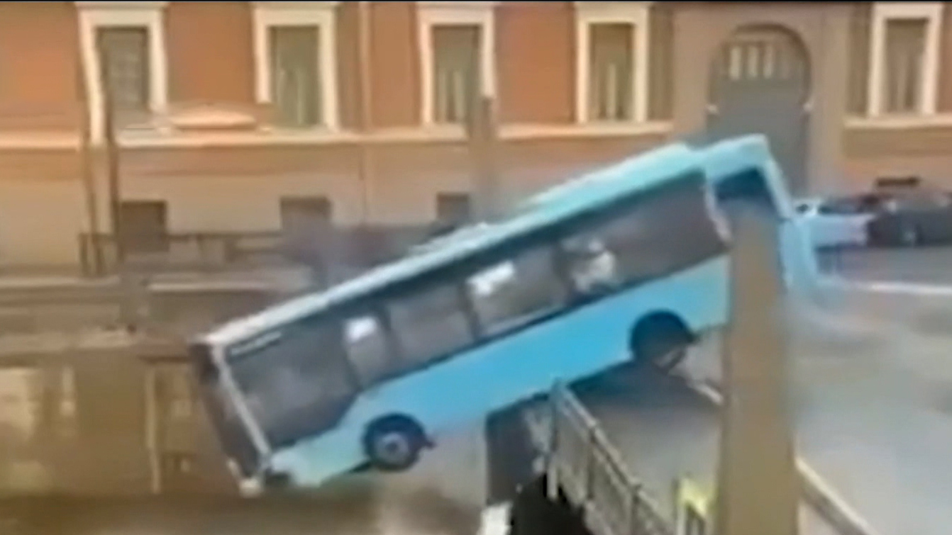 Многотонные чугунные якоря не смогли удержать автобус на мосту над Мойкой
