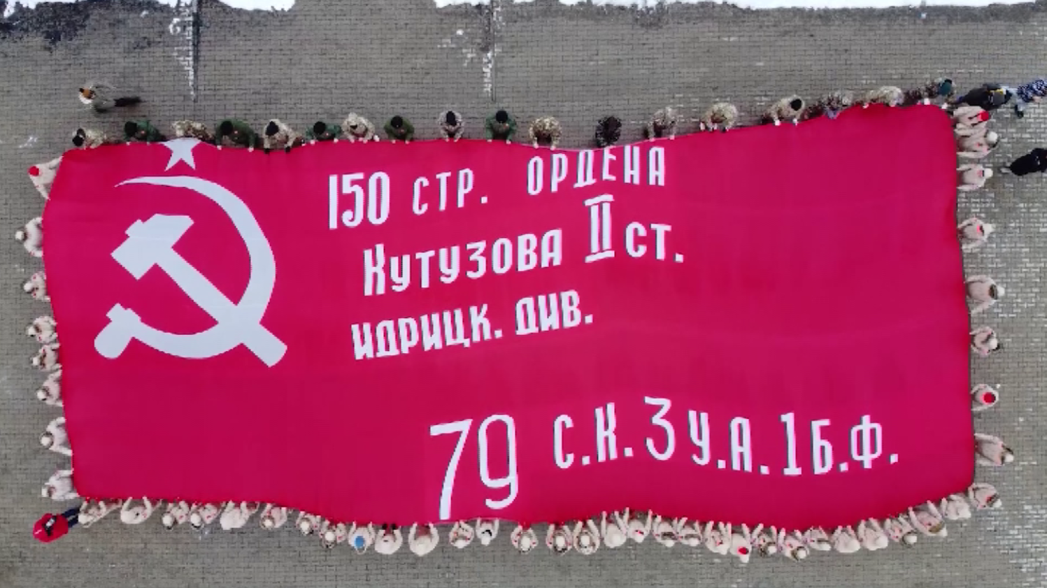 В Дудинке на этой неделе развернули масштабную копию Знамени Победы