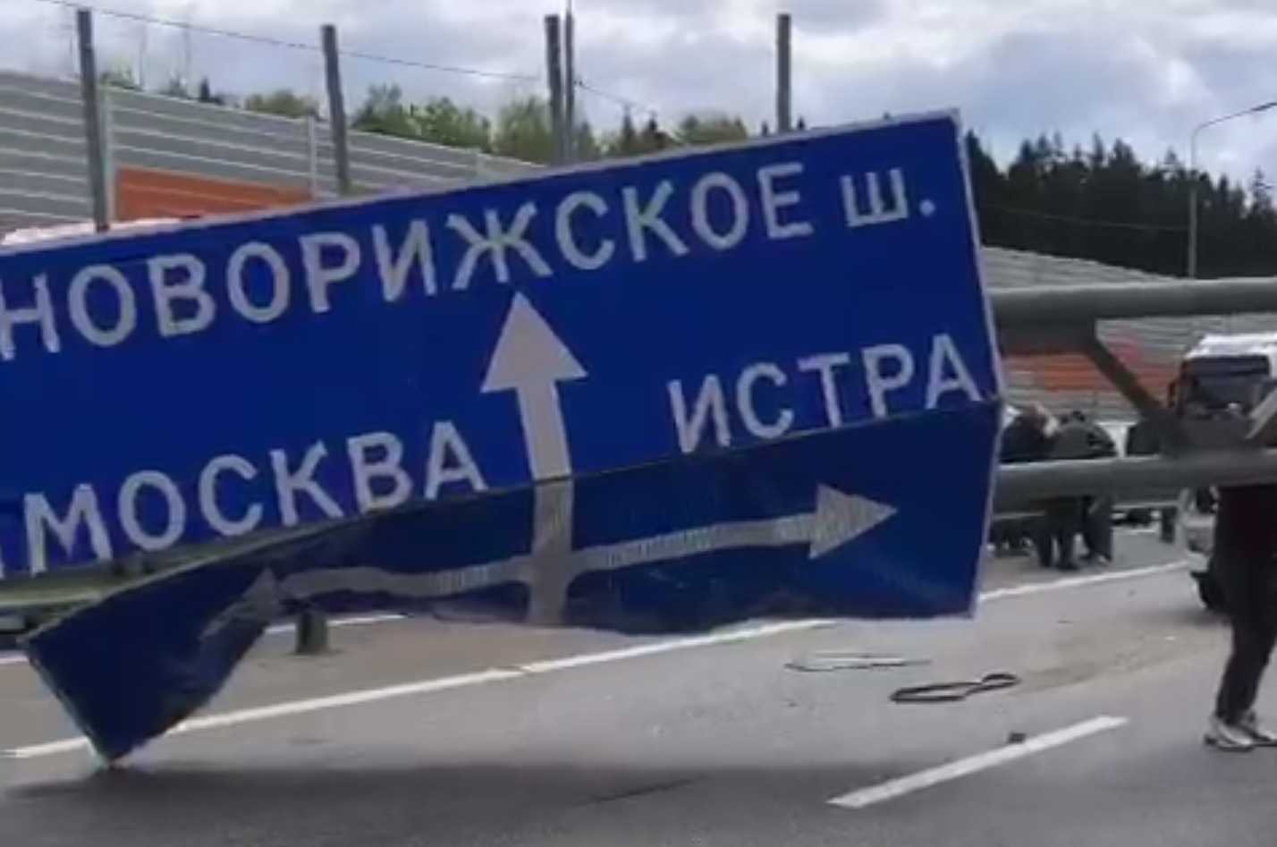 Рухнувший указатель перекрыл движение по ЦКАД в Подмосковье