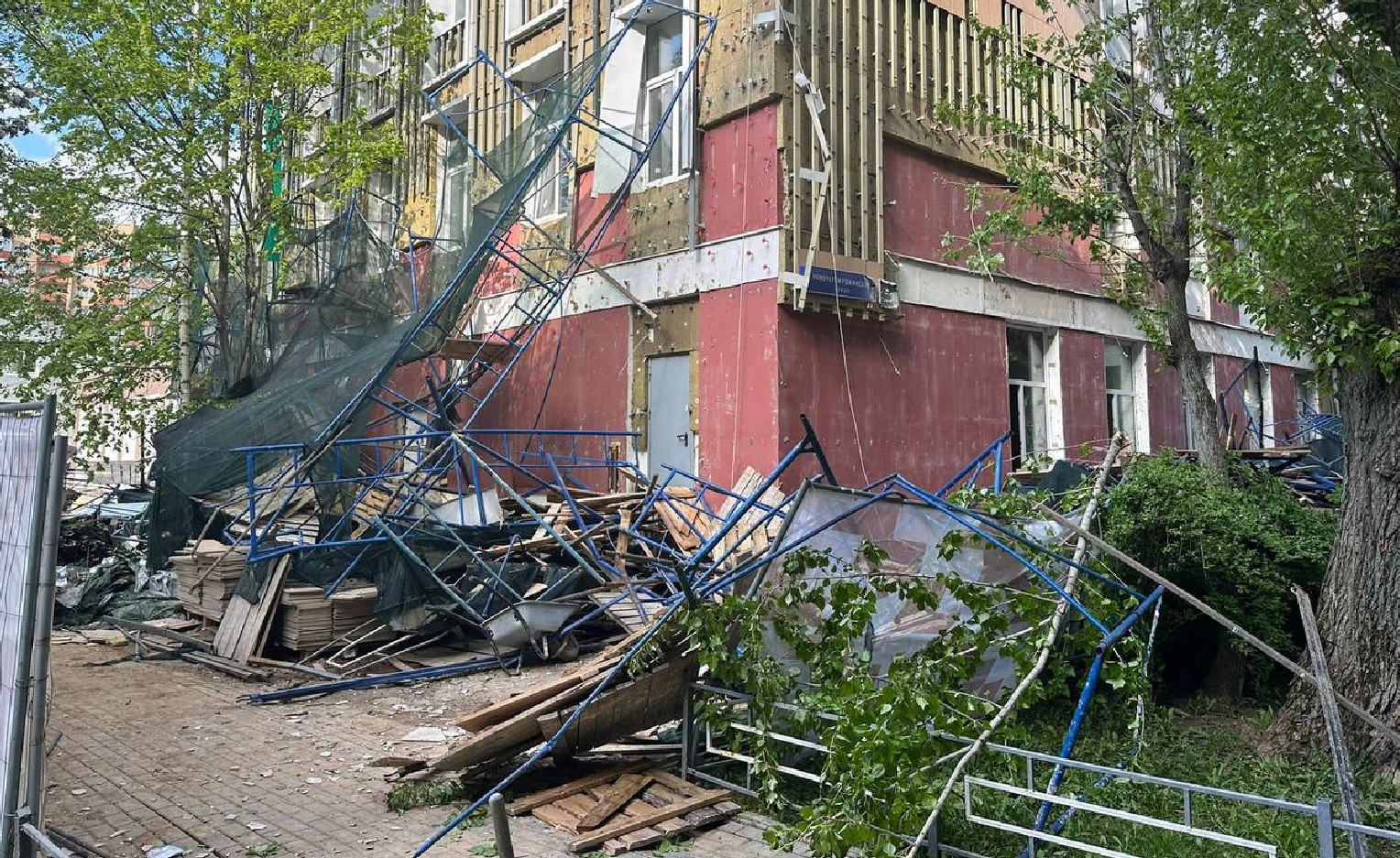Рабочие доставлены в больницу после обрушения строительных лесов в Москве