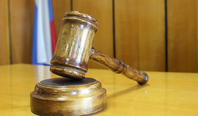 Суд в Москве оштрафовал мужчину за сине-желтые волосы