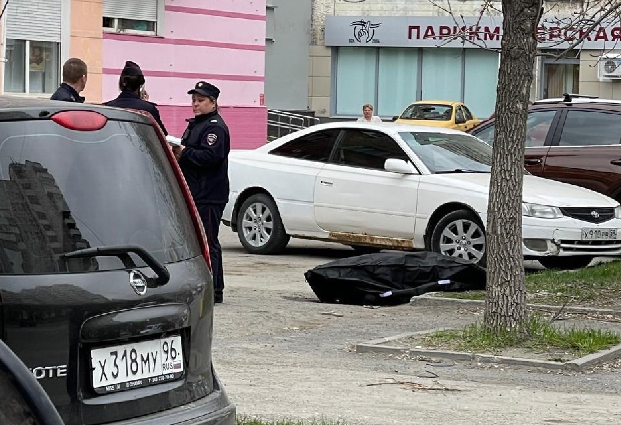 Рецидивист зарезал экс-возлюбленную на улице в Екатеринбурге