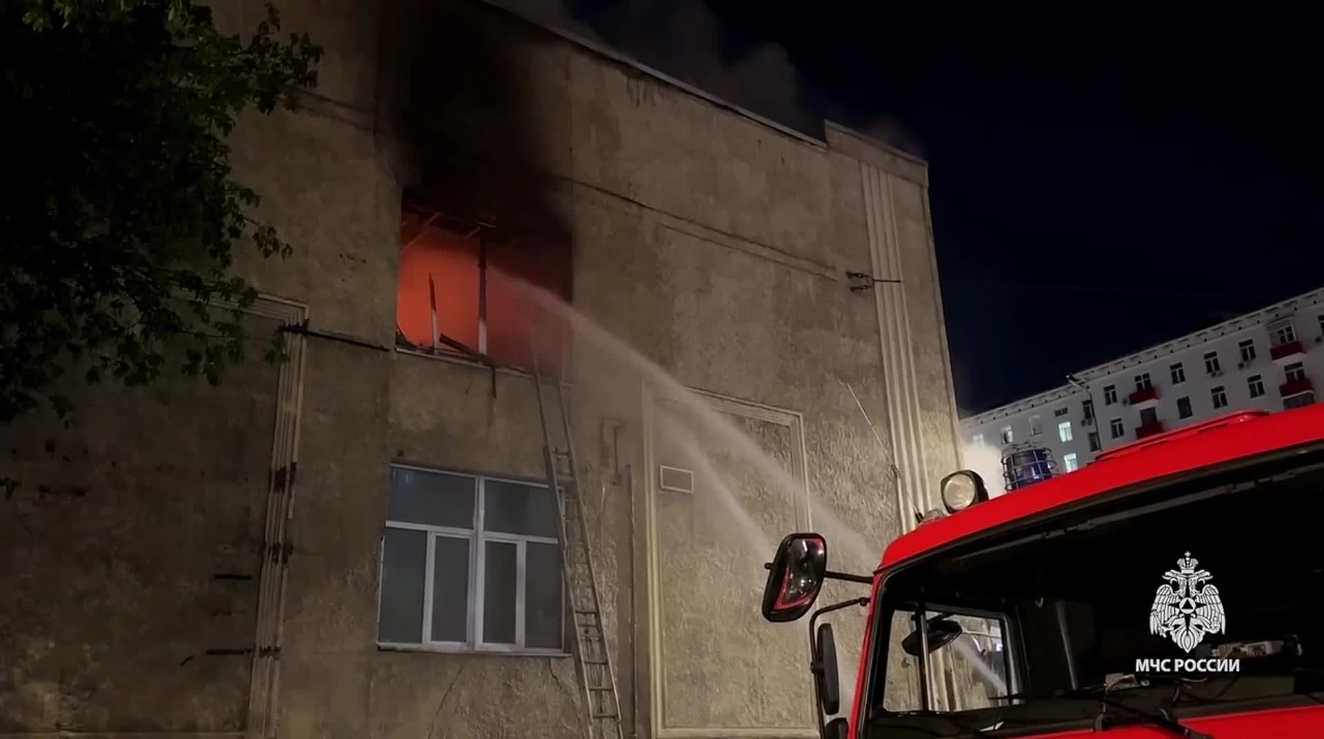 Пожар в здании управы района Соколиная Гора разросся до 1,2 тыс. "квадратов"