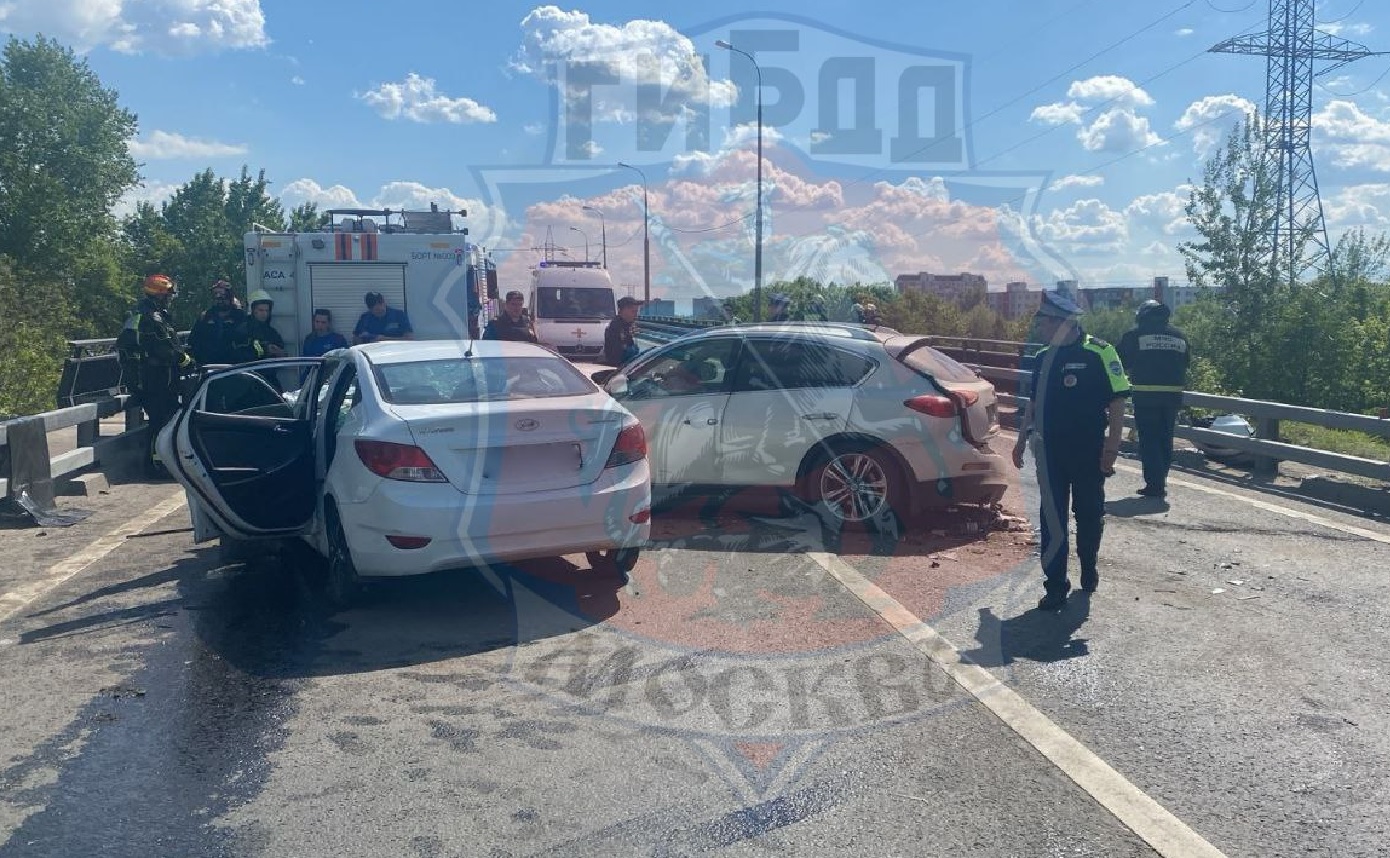 Таксист устроил смертельную аварию на Ивановском мосту в Москве