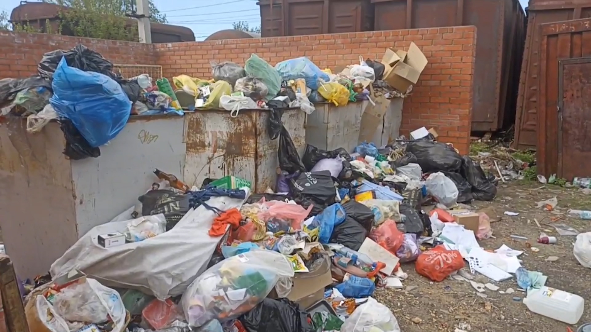 В Тайшете начали убирать горы мусора, которые скопились по всему городу