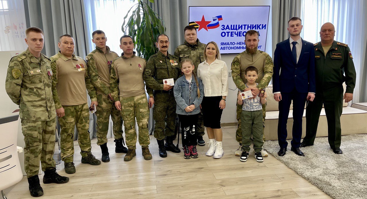 В Салехарде вручили медали бойцам СВО