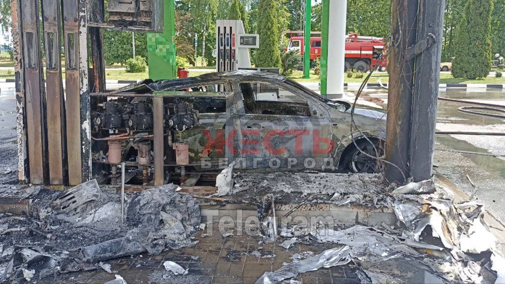 Украинский дрон атаковал машину на АЗС в Грайвороне