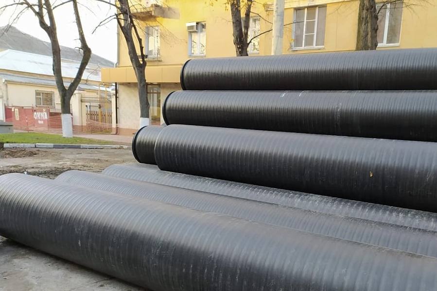 В Усть-Лабинске ремонтируют сети водоотведения